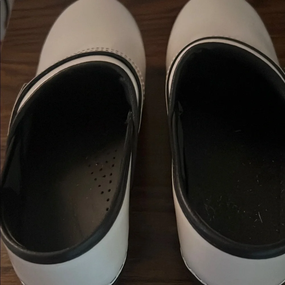 NEW Koi by Sanita Lindsey White Clogs. EU38 / US6.5-7.0. Certified by APMA. - Picture 5 of 8